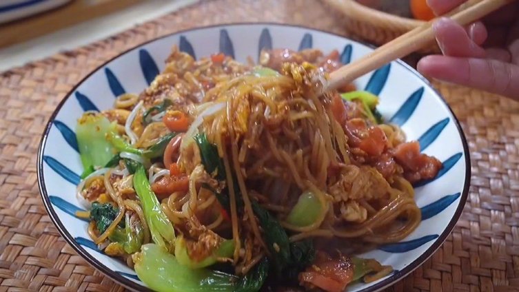 懒人食谱请查收~色香味俱全的炒米粉,放入鸡蛋、青菜、火腿、豆芽、小米辣,好吃到舔盘哦~(视